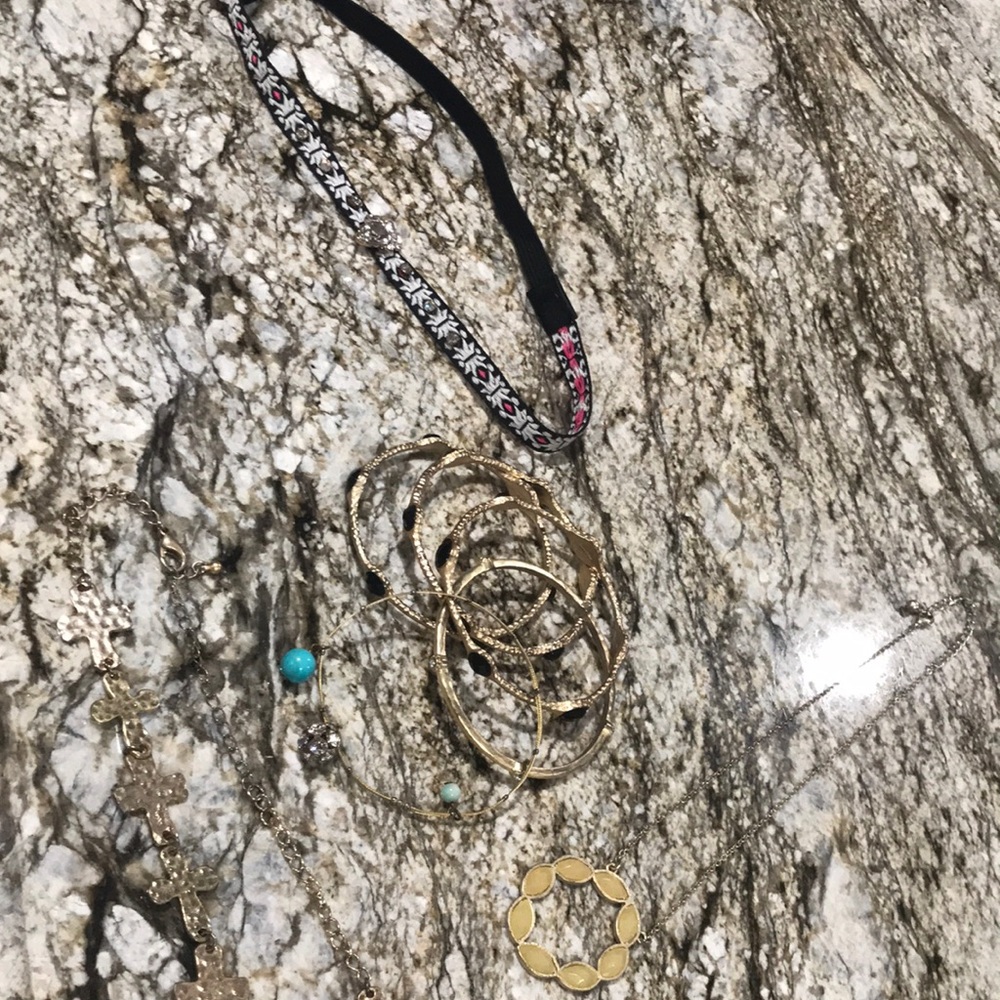 Miscellaneous jewelry. 1 choker, 5 bracelets, 2 necklaces